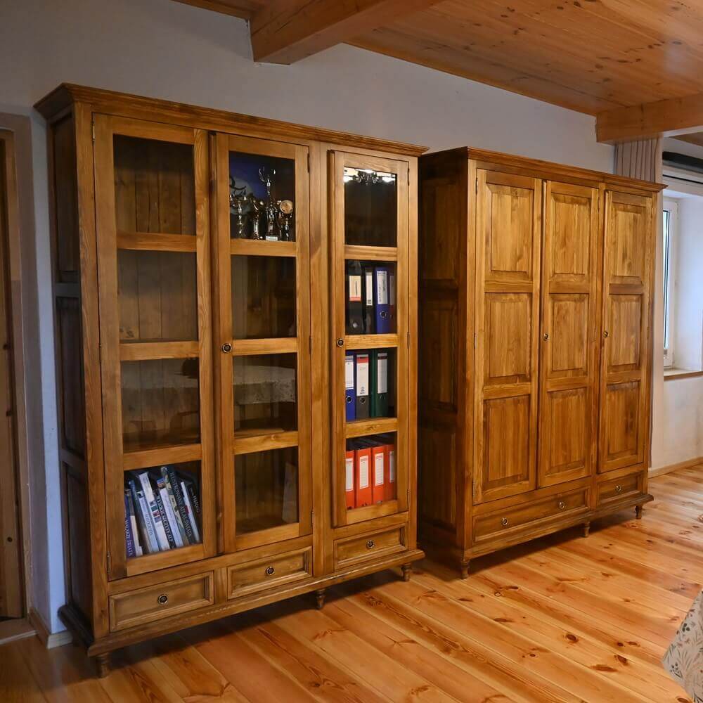 witryna i regał do domu z drewna